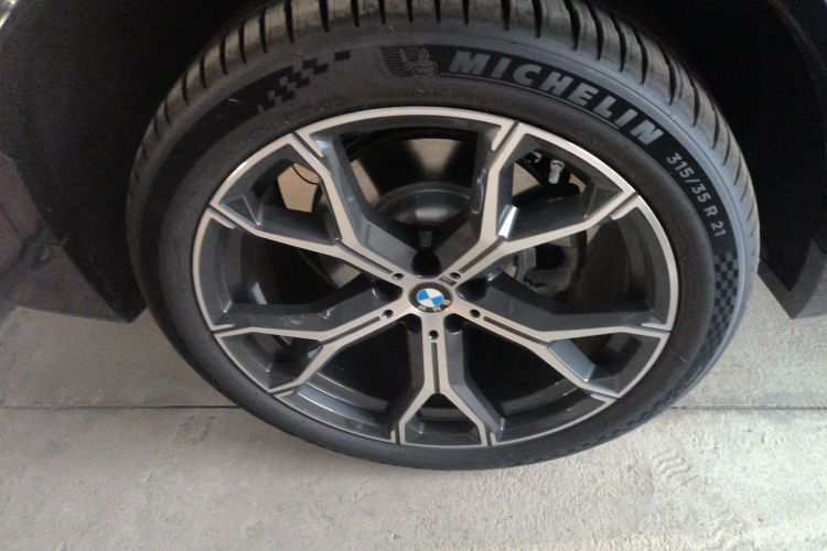 宝马X5 2023款 xDrive 30Li 尊享型M运动曜夜套装车身外观6008