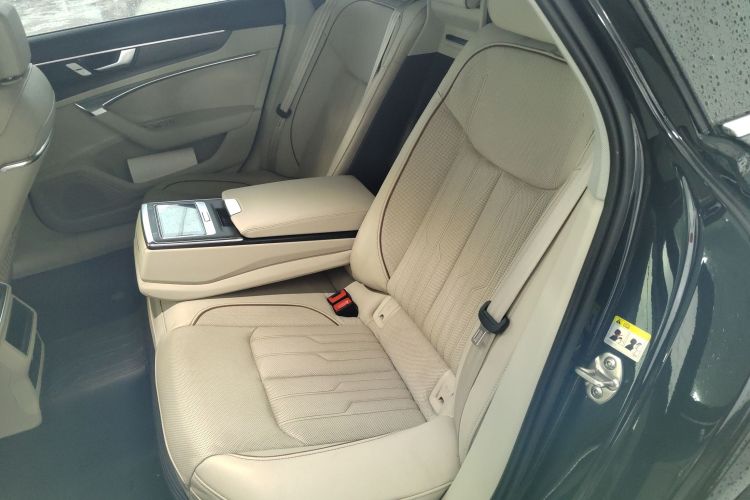 奥迪A6L 2019款 55 TFSI quattro 尊享致雅型中控内饰7004