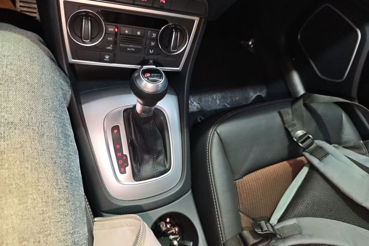 奥迪Q3 2018款 30周年年型 35 TFSI 时尚型中控内饰18