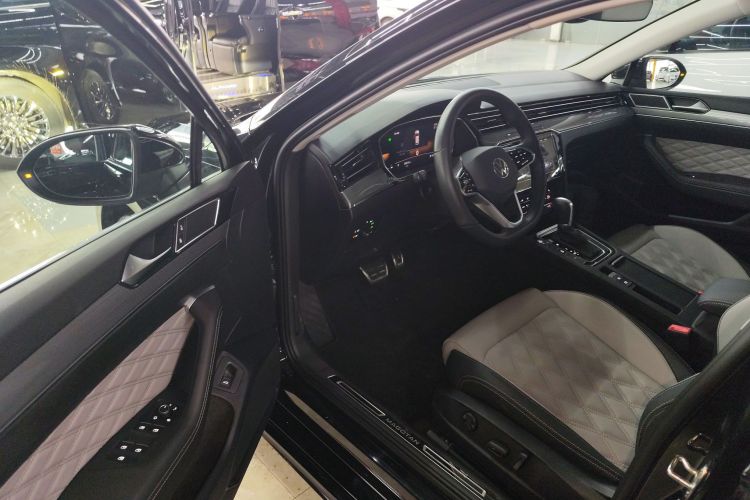 大众 迈腾 2023款 200万辆纪念版 330TSI DSG领先型中控内饰7003