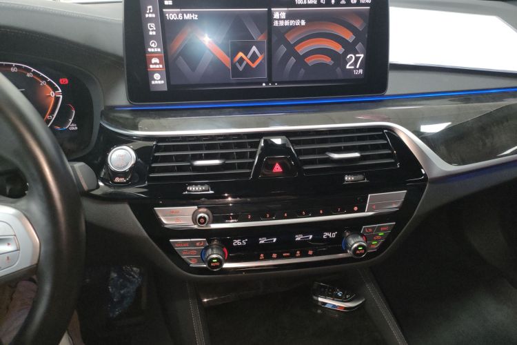 宝马5系 2022款 改款二 525Li M运动套装中控内饰16