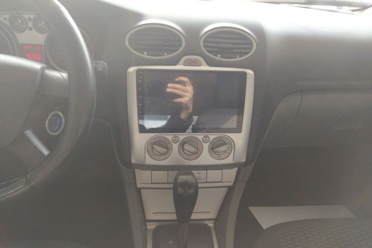 福特 福克斯 2013款 两厢经典 1.8L 自动百万纪念版中控内饰16