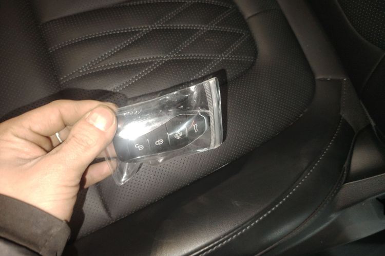 红旗HS7 PHEV 2024款 2.0T PHEV 两驱旗享版 7座中控内饰7001