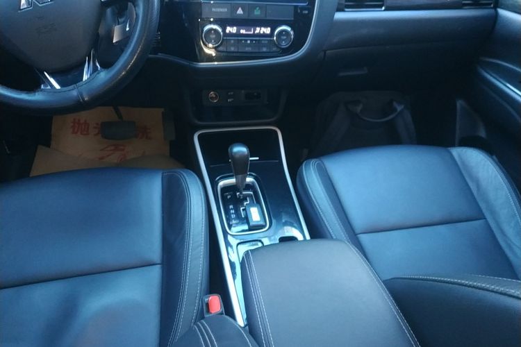 三菱 欧蓝德 2019款 2.4L 四驱致享版 7座 国V中控内饰18