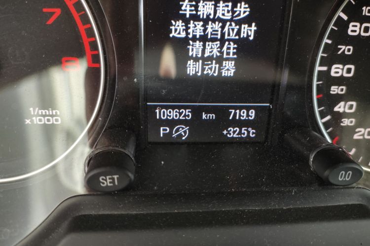 奥迪Q5 2017款 Plus 40 TFSI 技术型中控内饰15