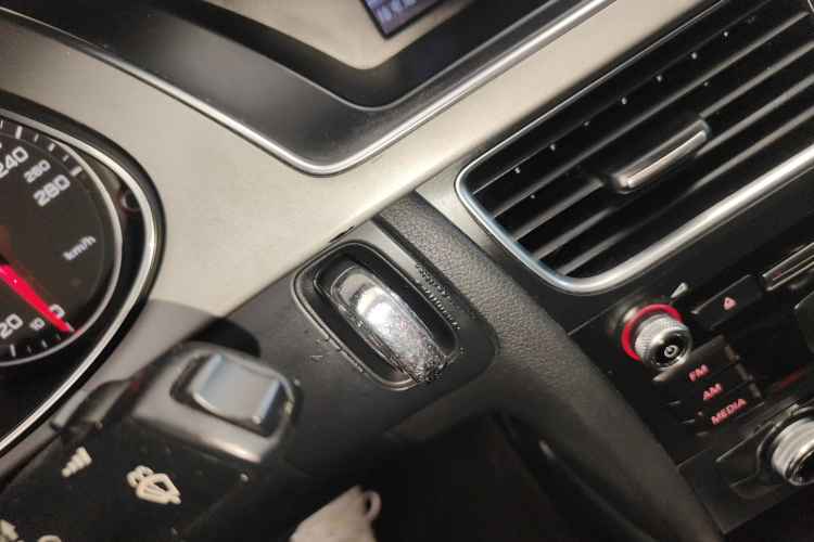 奥迪A4L 2016款 35 TFSI 自动标准型中控内饰11