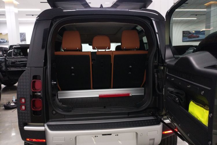 路虎卫士 2023款 90 3.0T P400 暗黑特别版机舱底盘23