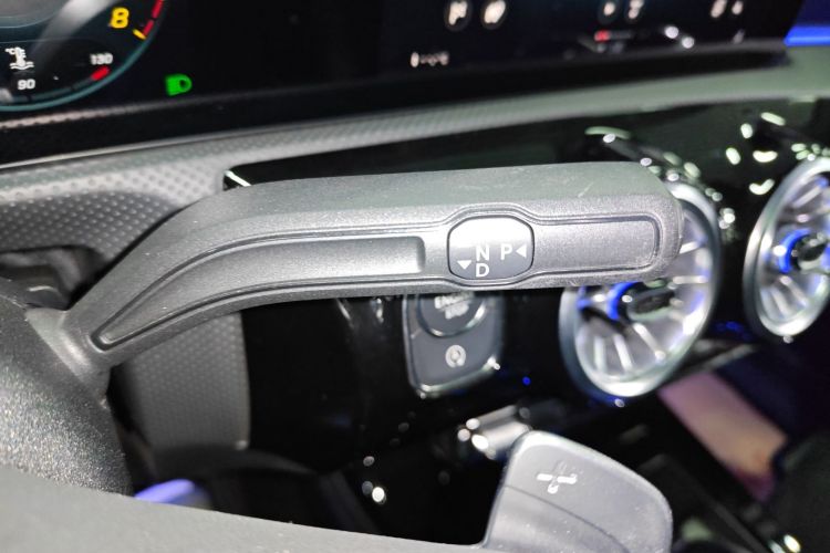 奔驰A级 2021款 A 200 L 运动轿车时尚型局部细节18