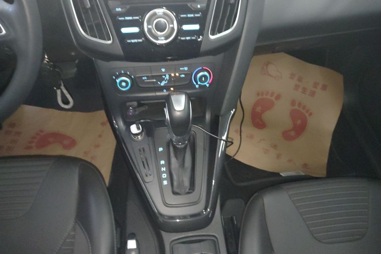 福特 福克斯 2018款 三厢经典 1.6L 自动风尚型智行版中控内饰18