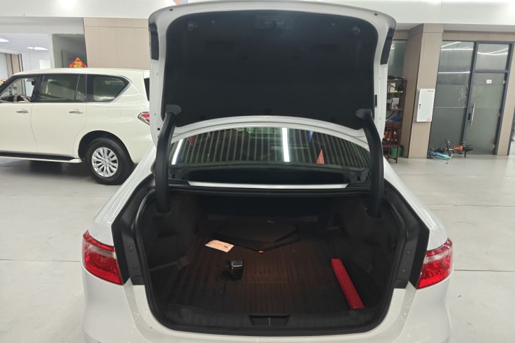 捷豹XFL 2018款 XFL 2.0T 250PS 豪华版机舱底盘23