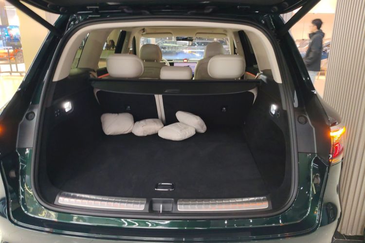 鸿蒙智行 问界M8 2025款 增程 Max+版 53.4kWh 5座版机舱底盘23