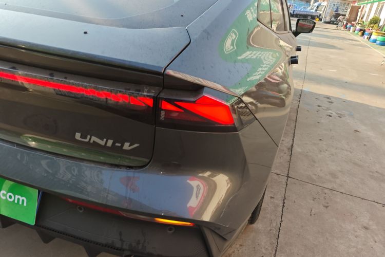 长安UNI-V 2022款 1.5T 尊贵型车身外观6006