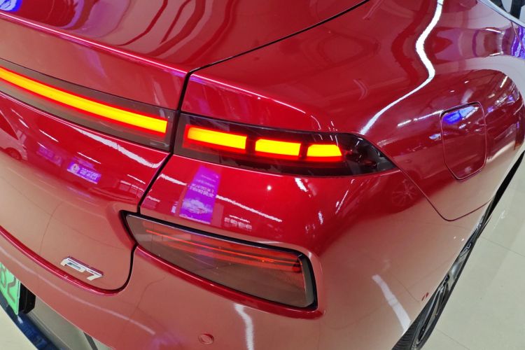 小鹏P7 2021款 480N车身外观9