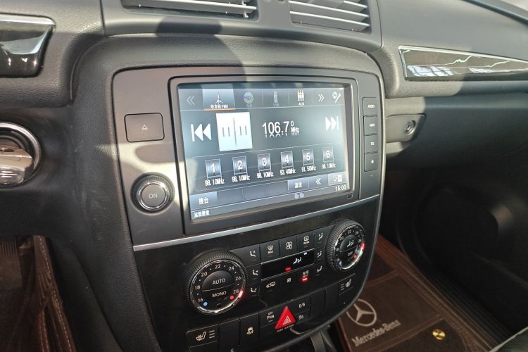 奔驰R级 2017款 R 320 4MATIC 商务型臻藏版中控内饰16