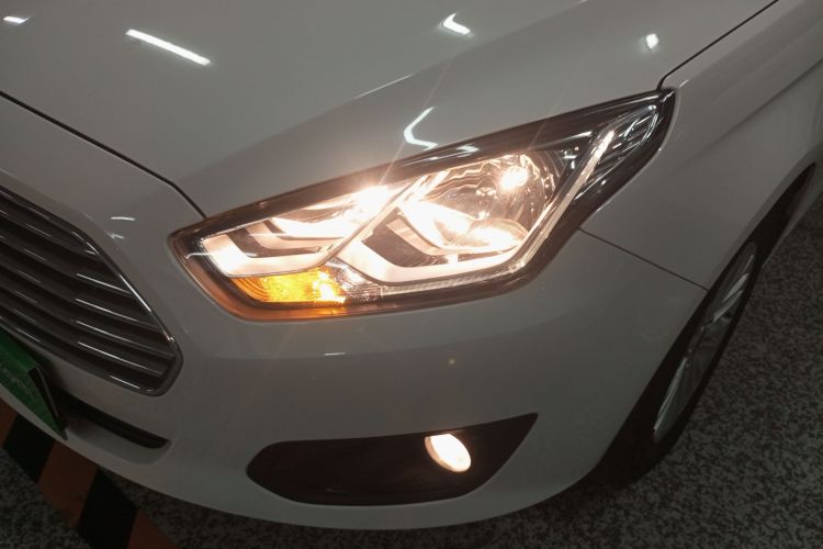 福特 福睿斯 2015款 1.5L 自动舒适型局部细节36