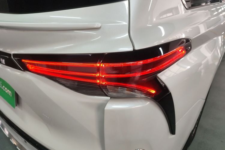 丰田 赛那SIENNA 2024款 2.5L混动 四驱尊贵版车身外观9