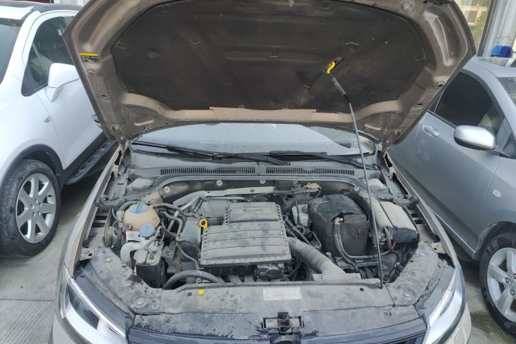 大众 速腾 2015款 1.6L 手动舒适型机舱底盘24