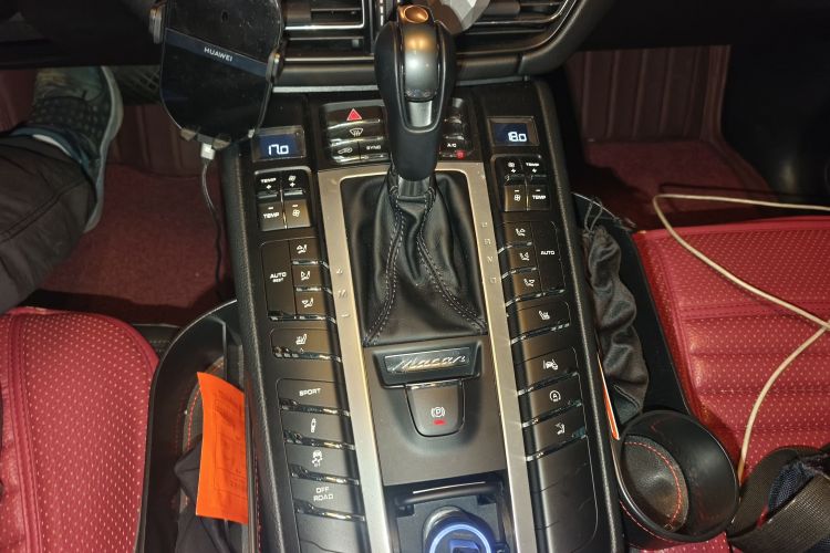 保时捷 2020款 Macan 2.0T中控内饰18