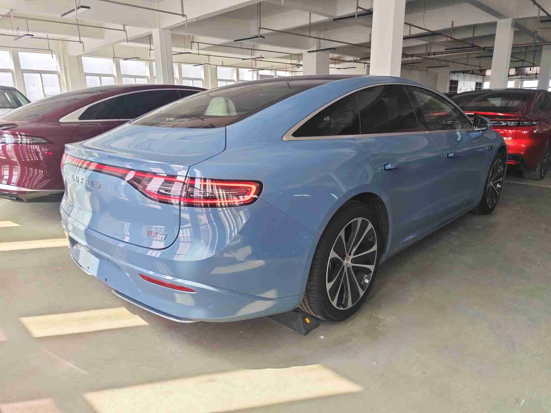 车辆右后45度外观全景