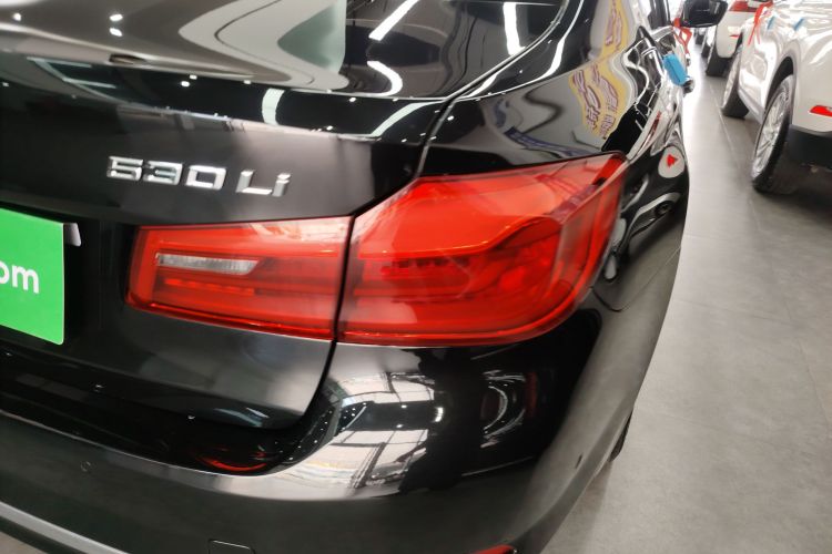 宝马5系 2018款 530Li 尊享型 豪华套装车身外观9