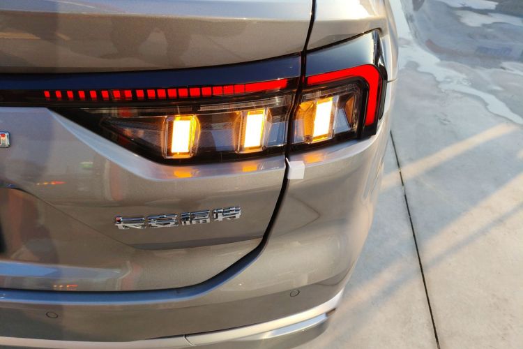 福特 蒙迪欧 2025款 2.0T EcoBoost 至尊型车身外观9