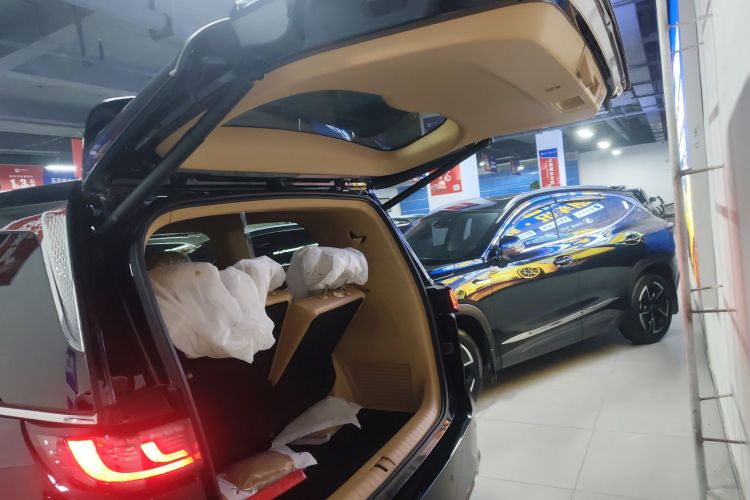 岚图汽车 岚图梦想家 2025款 PHEV 四驱卓越乾崑版机舱底盘23