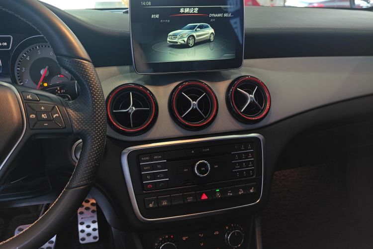 奔驰GLA 2016款 GLA 220 4MATIC 豪华型中控内饰16