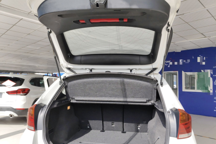 宝马X1 2014款 sDrive18i 时尚型机舱底盘23