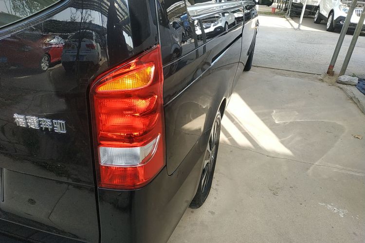 奔驰 威霆 2021款 2.0T 商务版 7座车身外观6006