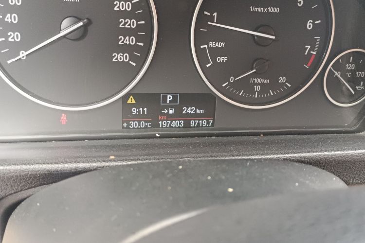 宝马3系 2013款 320i 时尚型中控内饰15