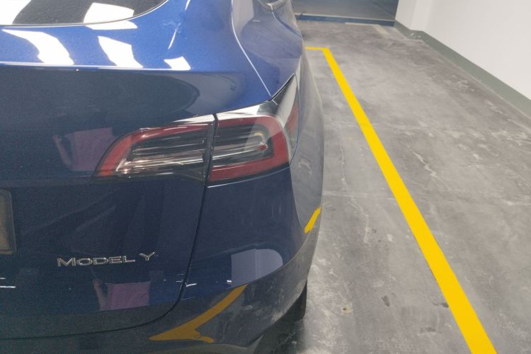 特斯拉 Model Y 2021款 标准续航后驱版车身外观9