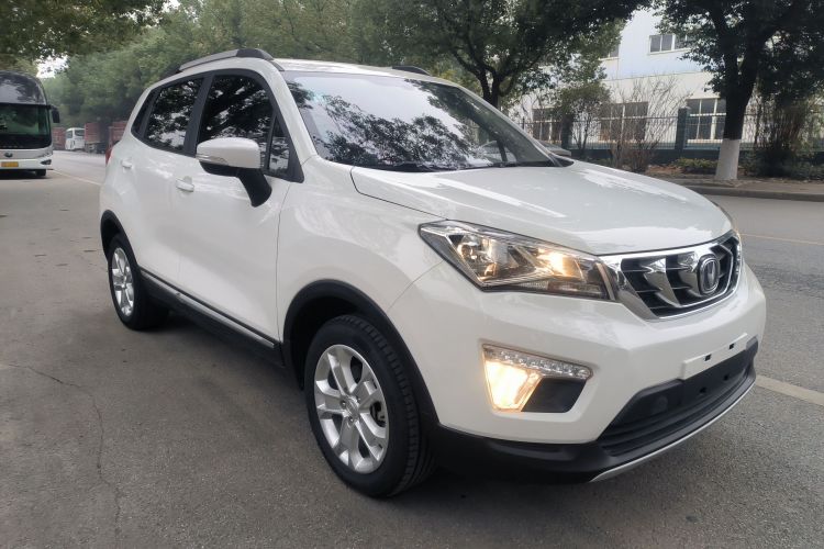 长安CS15 2016款 1.5L 手动时尚版车身外观3