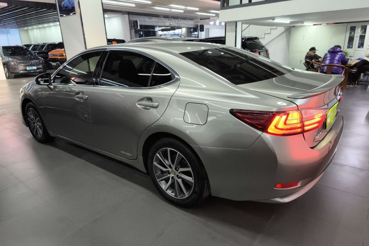 雷克萨斯ES 2015款 300h 舒适版车身外观4
