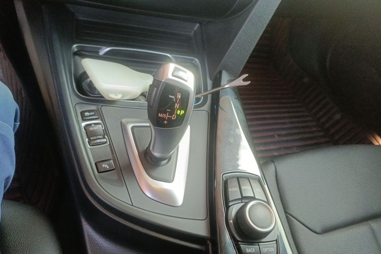 宝马3系 2017款 320Li 时尚型中控内饰18