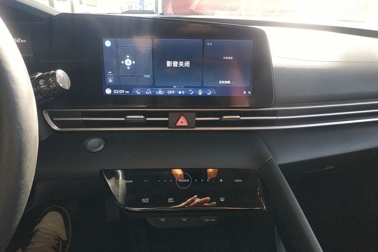 现代 伊兰特 2021款 1.5L CVT LUX尊贵版中控内饰16