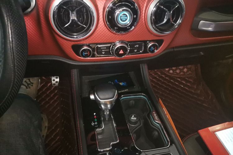 北京越野 北京BJ40 2019款 PLUS 2.3T 自动四驱尊享版 国VI中控内饰18