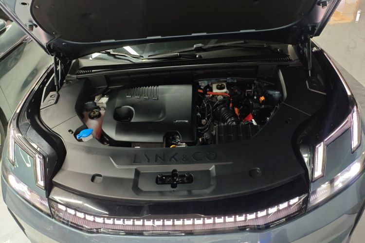 领克08 EM-P 2025款 220km 四驱性能Halo机舱底盘24