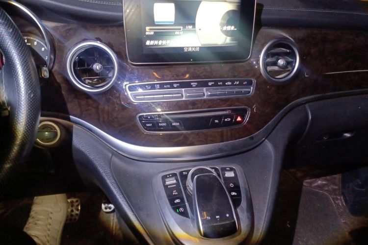 奔驰V级 2018款 V 260 L 尊贵加长版 国VI中控内饰16