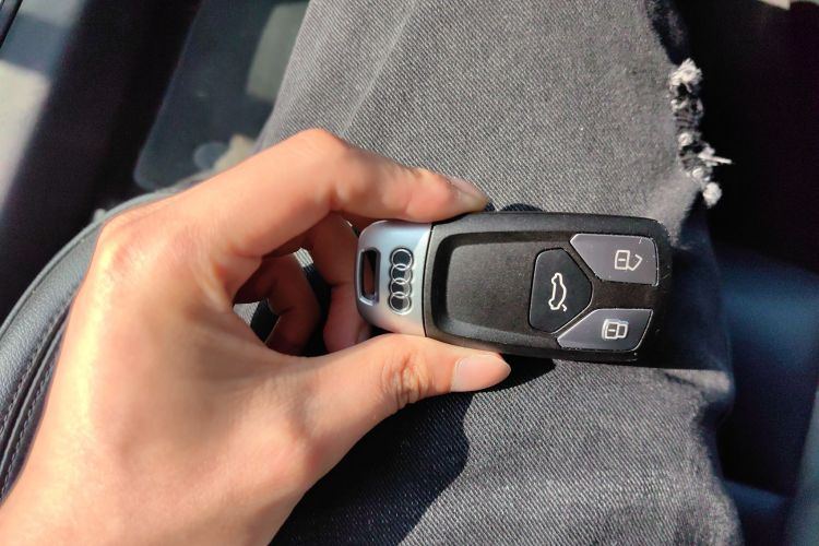 奥迪A4L 2018款 30周年年型 45 TFSI quattro 个性运动版中控内饰7001