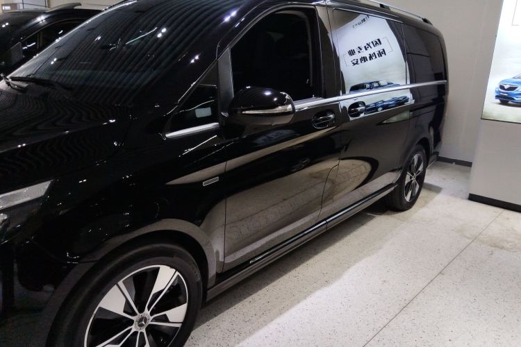 奔驰V级 2020款 V 260 尊贵版车身外观4