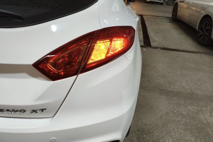 长安 逸动 2016款 XT 1.6L 手动俊酷型车身外观9