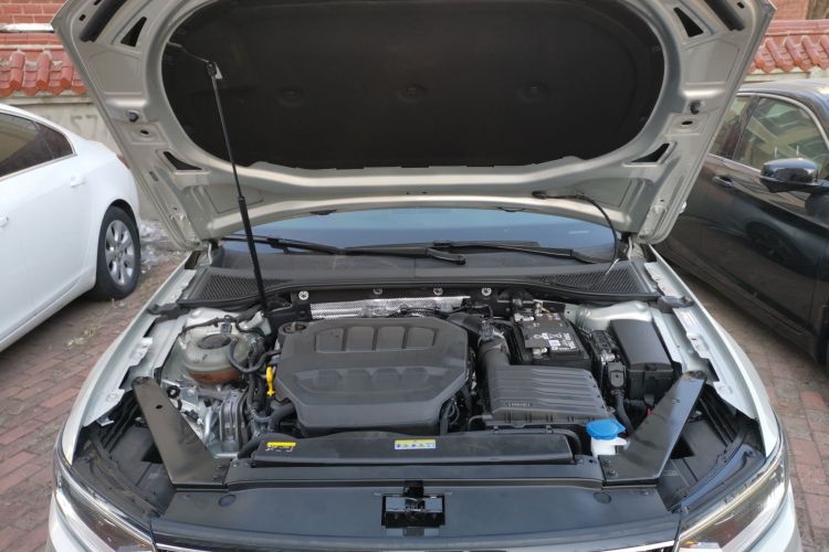 大众 迈腾 2023款 200万辆纪念版 330TSI DSG领先型机舱底盘24