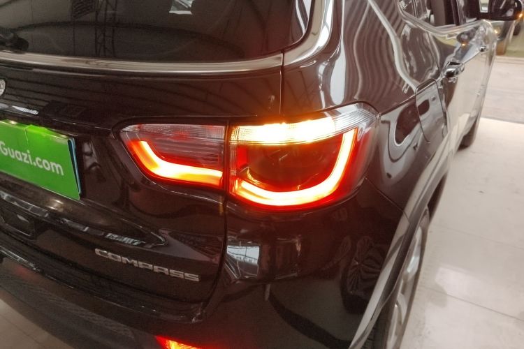 Jeep 指南者 2019款 220T 自动悦享版车身外观9