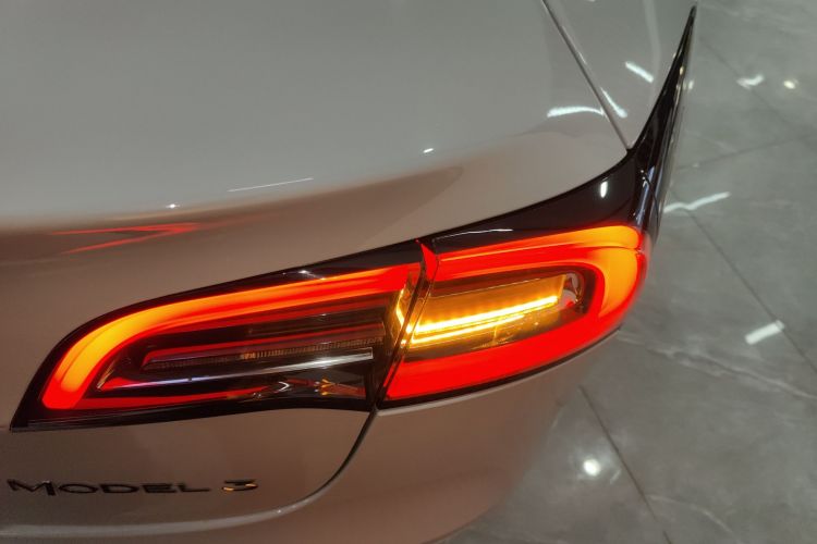 特斯拉 Model 3 2022款 后轮驱动版车身外观9