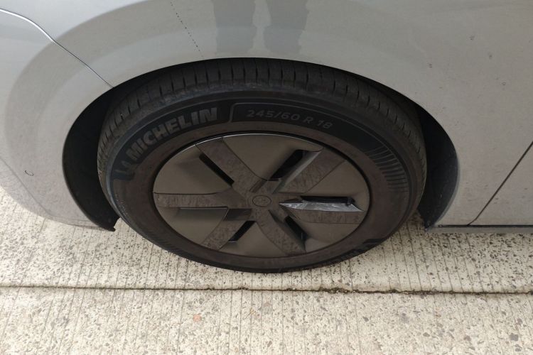 理想汽车 理想MEGA 2025款 Home 家庭特别版车身外观6007