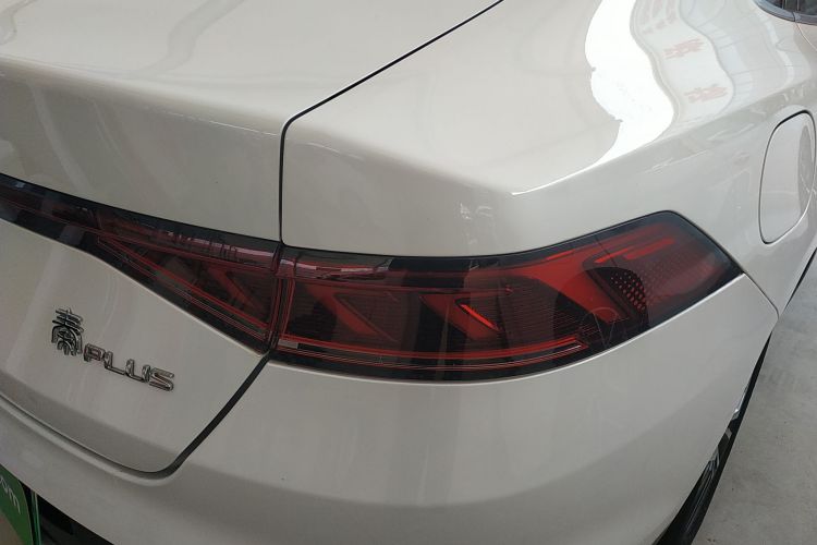 比亚迪 秦PLUS 2024款  荣耀版 DM-i 120KM超越型车身外观9