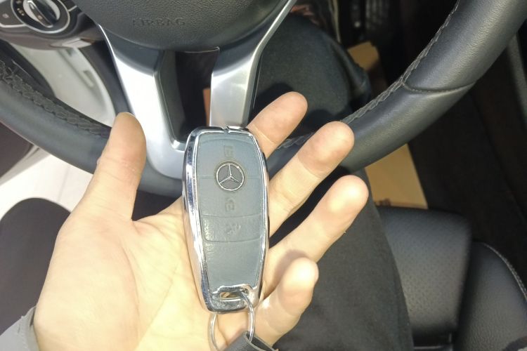 奔驰C级 2019款 C 180 L 时尚型运动版中控内饰11