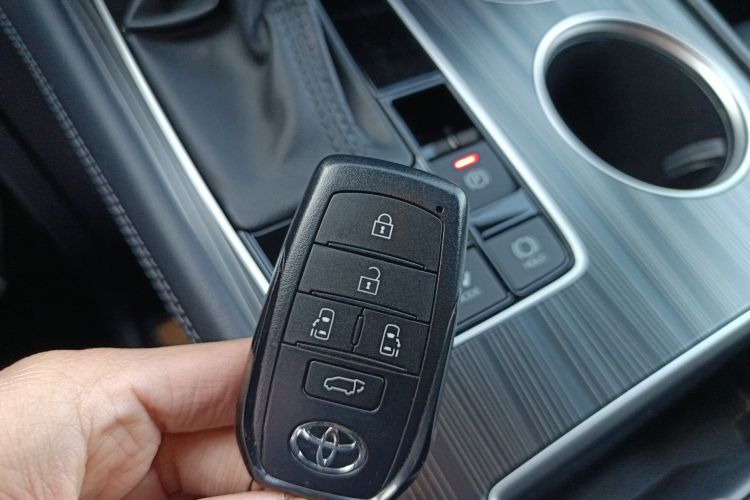 丰田 赛那SIENNA 2024款 2.5L混动 四驱尊贵版中控内饰11