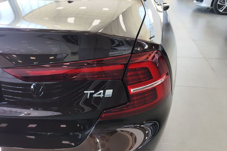 沃尔沃S60 2020款 T4 智逸豪华版车身外观9