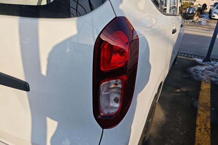 五菱汽车 五菱宏光新能源 2024款 纯电版 300KM 标准型车身外观6006